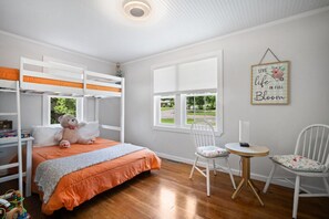 3 habitaciones, escritorio y tabla de planchar con plancha