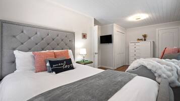 3 bedrooms, desk, iron/ironing board, travel crib