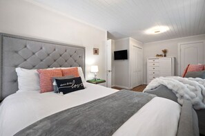 3 Schlafzimmer, Schreibtisch, Bügeleisen/Bügelbrett, Reisekinderbett