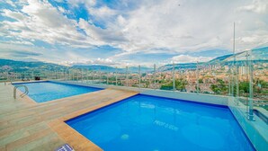 A rooftop pool with a city view, including a clear sky and distant mountains. - Apartment Luxe with view of Poblado (Envigado)
