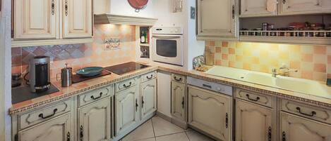 Fridge, oven, dishwasher, coffee/tea maker