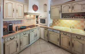 Réfrigérateur, four, lave-vaisselle, cafetière/bouilloire