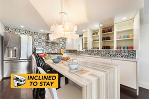 Køleskab, mikrobølgeovn, ovn, kogeplade