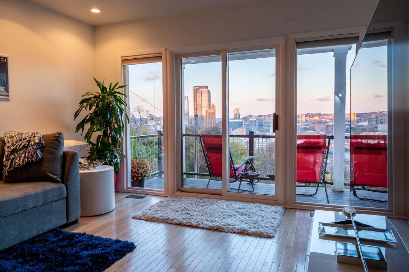 Smart-TV, bøker og PC-skjermer