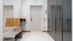 Une salle de bain moderne avec un meuble-lavabo en bois, un banc et une cabine de douche en verre.