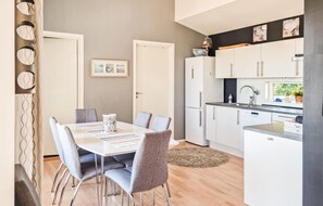 Kjøleskap, ovn, kokeplater og oppvaskmaskin