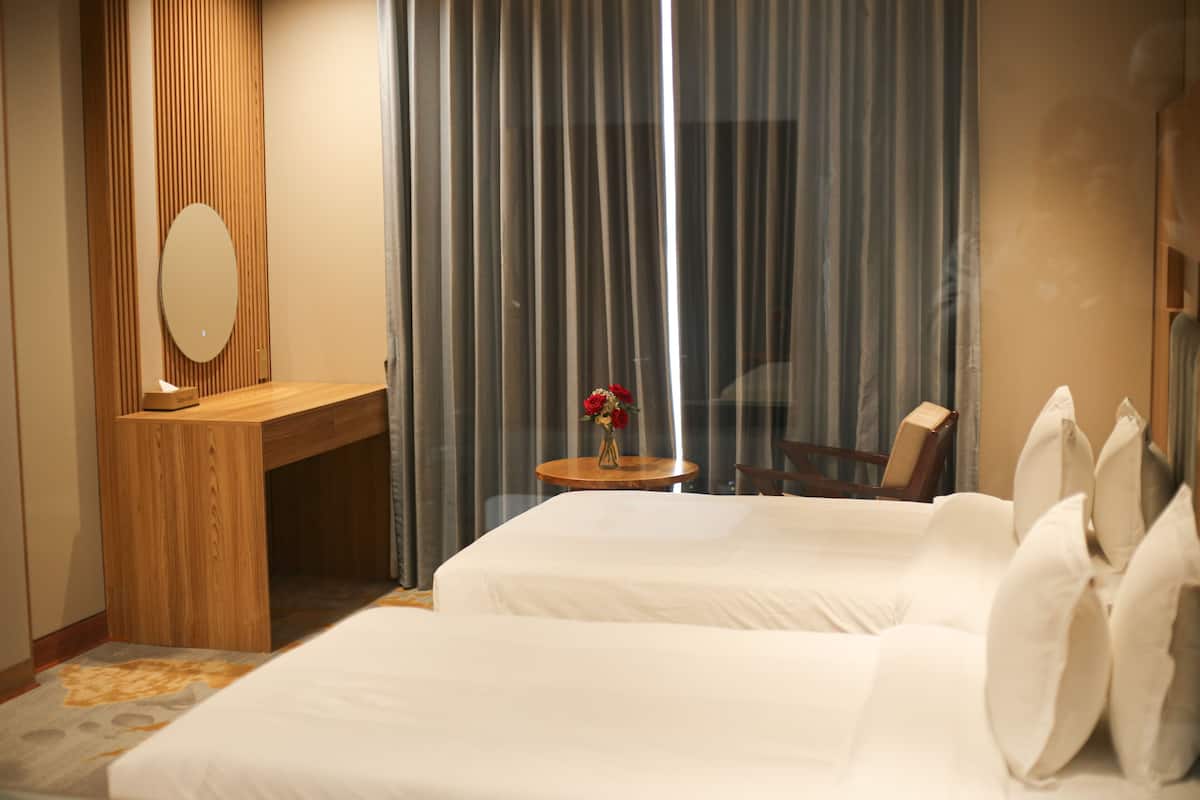 Double or Twin Room | Bar mini percuma, peti besi dalam bilik, meja 