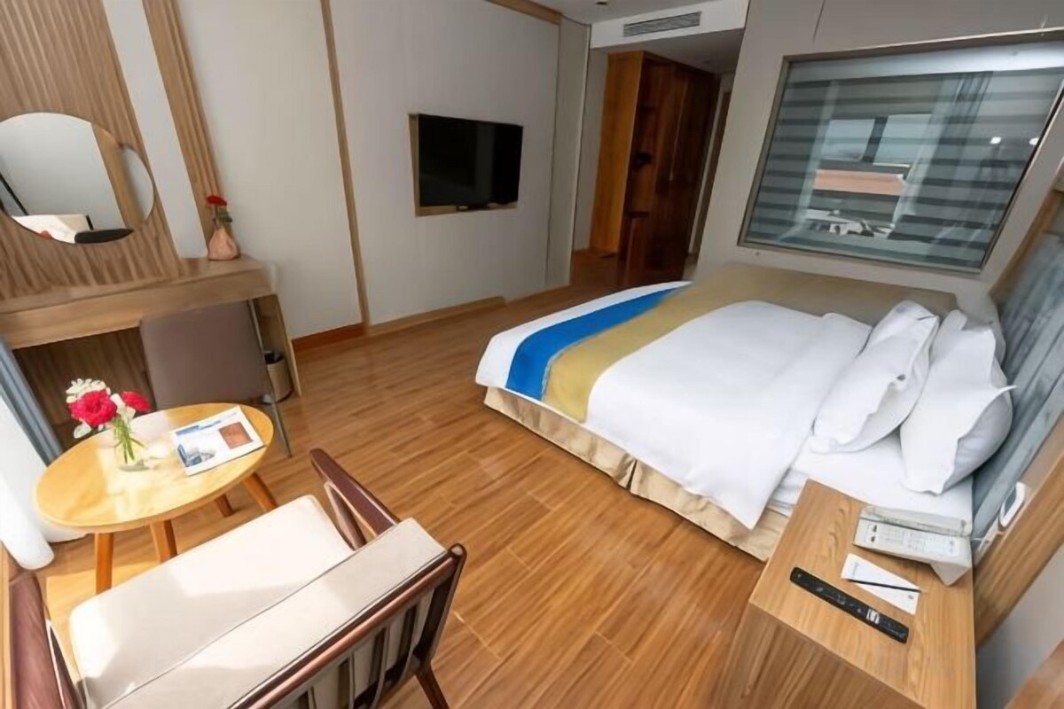 Premium bedding, free minibar, in-room safe, desk
