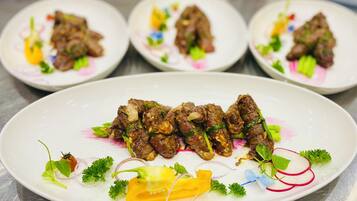 Een bord eten met diverse garneringen en een paar borden op de achtergrond.