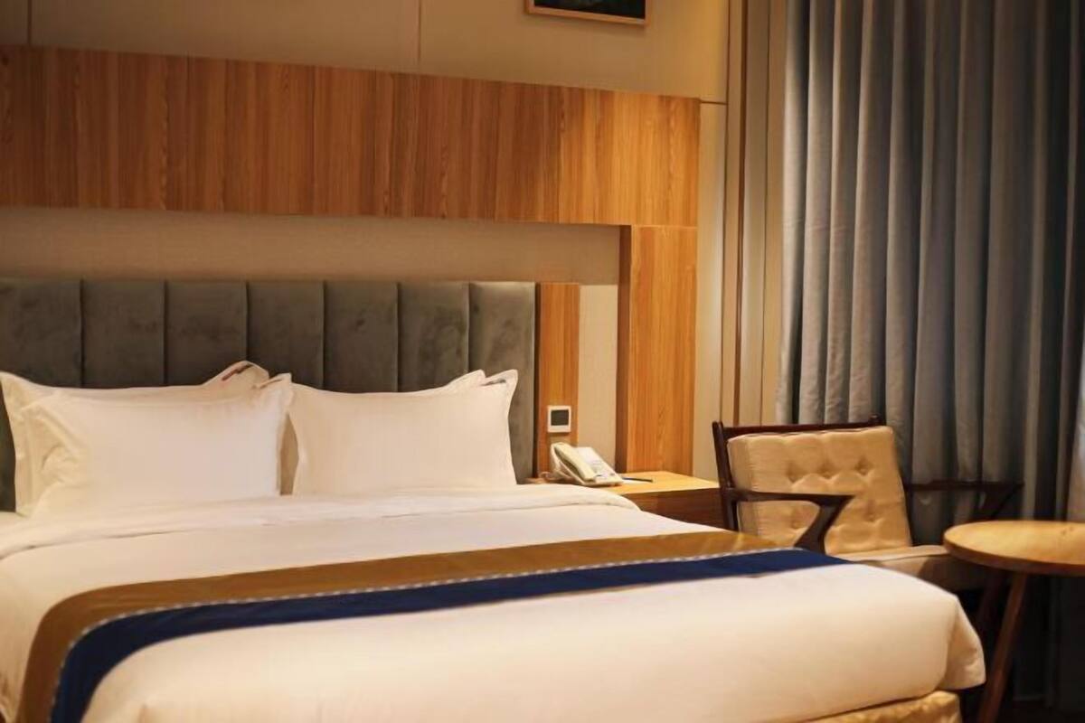 Artículos del minibar gratis y caja de seguridad en la habitación