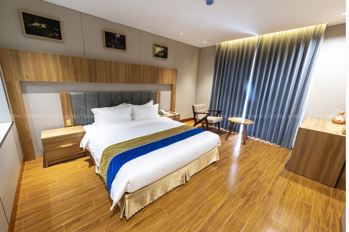 Bar mini percuma, peti besi dalam bilik, meja 