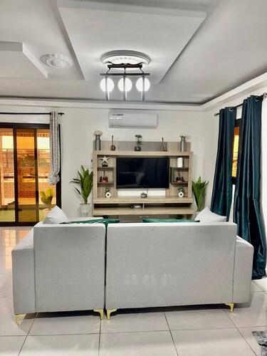 M & M Penthouse, 3 Bedrooms Salon Villa Complete
