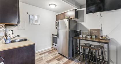 Chic Downtown Studio - Convenient to Broadway!