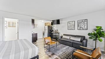 1 habitación, tabla de planchar con plancha, wifi gratis y ropa de cama