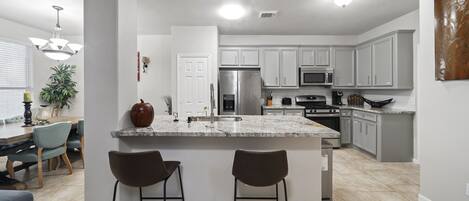 Refrigerador, microondas, horno y parrilla de estufa