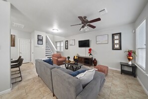 Smart TV - Beautiful Cozy home in The heart of Conroe Texas (Conroe)