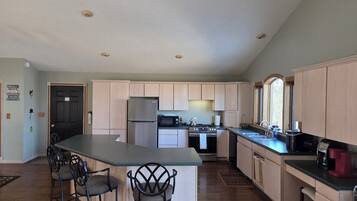 Coffee/tea maker, fridge, microwave, oven