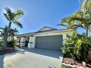 Exterior - Luxury House with Pool Table (Cape Coral)