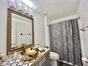 Secador de cabelo, bidê, toalhas de banho, sabonete