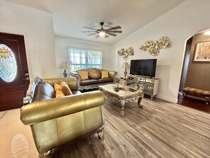 Living area - Luxury House with Pool Table (Cape Coral)