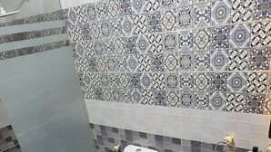 Luxury Triple Room | Bathroom