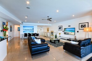 Apartamento | Área de estar | TV de tela plana