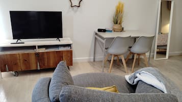 Smart TV, libros y estéreo