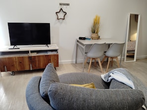 Smart TV, books, stereo