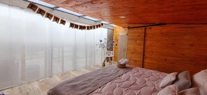 1 bedroom, desk