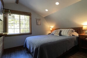 2 bedrooms, desk, iron/ironing board, free WiFi - Hidden Cove Cabin at The Pines: Hand Crafted Charm in Peaceful Wooded Cove (Chattanooga)