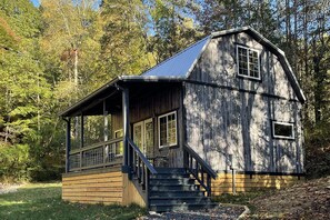 Exterior - Hidden Cove Cabin at The Pines: Hand Crafted Charm in Peaceful Wooded Cove (Chattanooga)