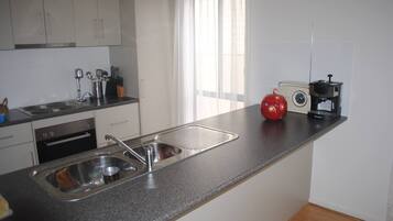Geladeira, micro-ondas, fogão, cooktop