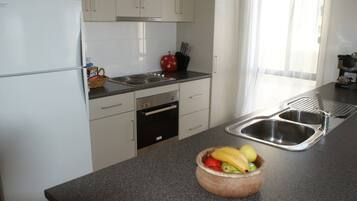 Geladeira, micro-ondas, fogão, cooktop