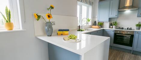 Réfrigérateur, four à micro-ondes, un four, lave-vaisselle