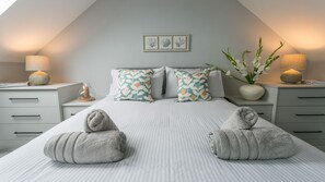 3 dormitorios, tabla de planchar con plancha, cuna de viaje