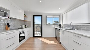 Refrigerador, microondas, horno, lavavajillas