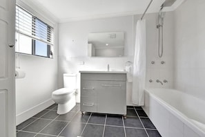 Ensemble douche/baignoire, articles de toilette écologiques