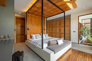 ملاءات من القطن المصري وأغطية فراش متميزة وخزنة داخل الغرفة