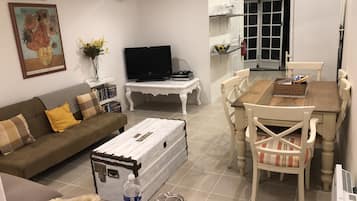 Televisie, een dvd-speler en boeken