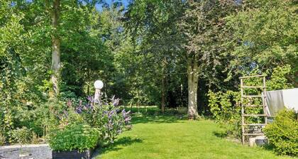 Lovely Town Apartment - Sleeps 5, Parking & Garden