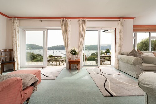 Seagulls, pet friendly, five bedroom riverside cottage in St Mawes, sleeping 10-11