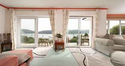 Seagulls, pet friendly, five bedroom riverside cottage in St Mawes, sleeping 10-11