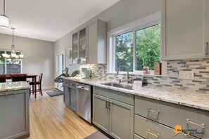 Fridge, microwave, oven, stovetop - Centrally located in UMed District. Steps from AK Air Venue, Prov/ANMC Hospitals (Anchorage)