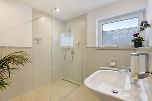 Een douche, een haardroger, handdoeken