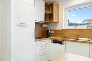 Frigorifero, microonde, piano cottura, lavastoviglie