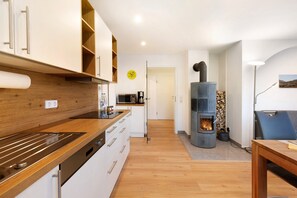 Fridge, microwave, stovetop, dishwasher - Spacious Holiday Apartment Maja (Mössingen)