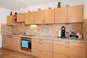 Réfrigérateur, four, plaque de cuisson, lave-vaisselle