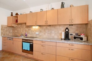 Frigorifero, forno, piano cottura, lavastoviglie