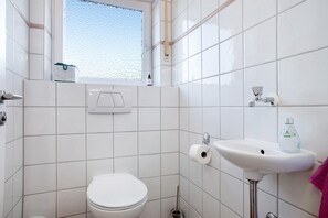 Bathtub, hair dryer, towels
