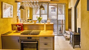 Fridge, oven, stovetop, dishwasher - Apartment 'Altes Rathaus' with Shared Garden (Vogtsburg)